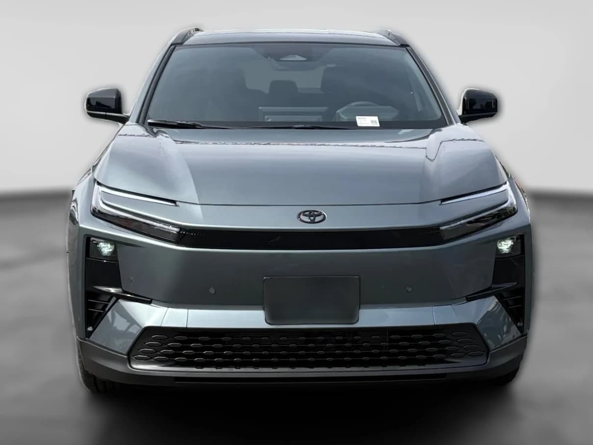 Toyota C-HR SE AWD (Natl) 2026 — side view