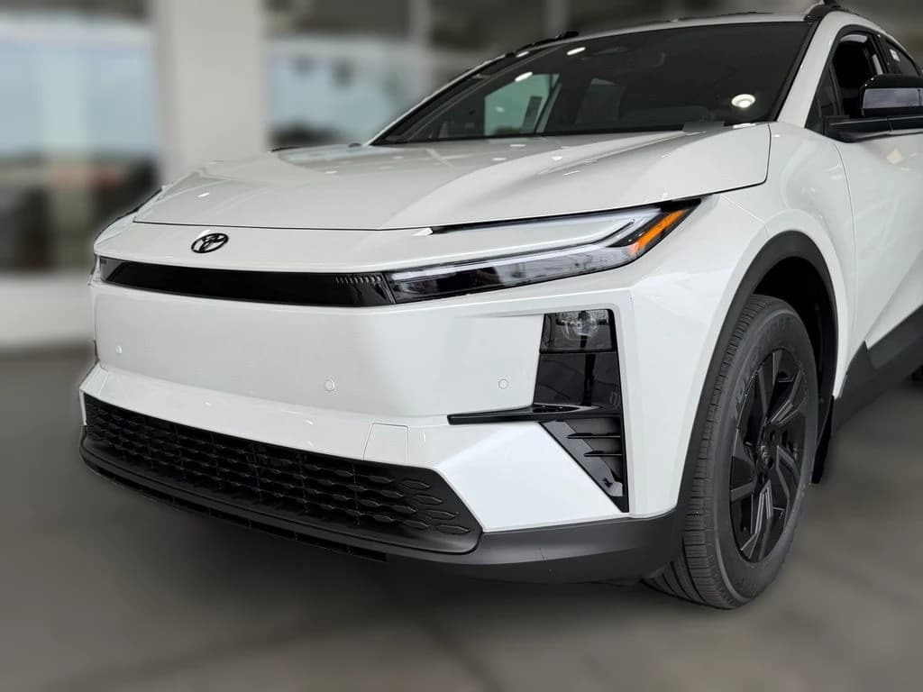 Toyota C-HR SE AWD (Natl) 2026 — side view