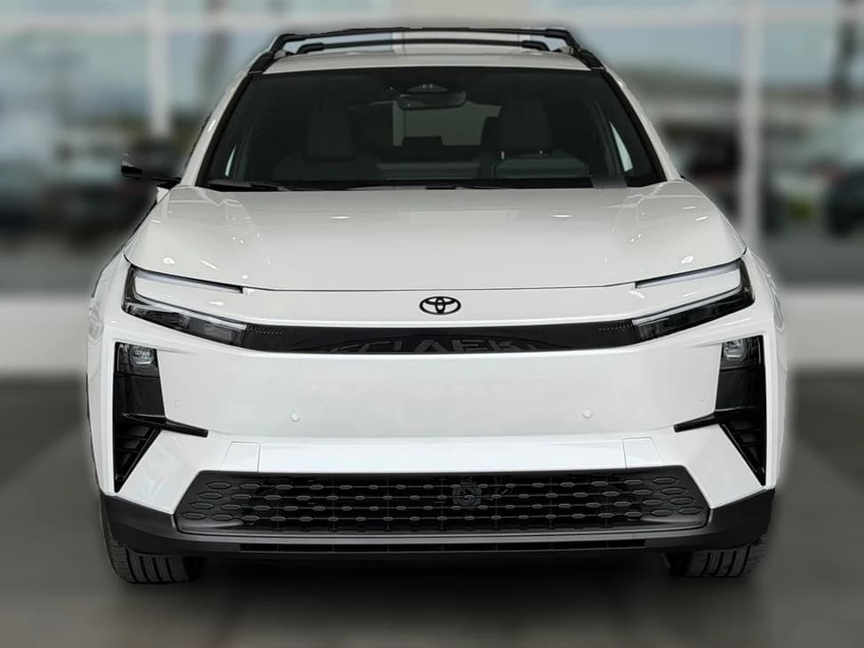 Toyota C-HR SE AWD (Natl) 2026 — side view