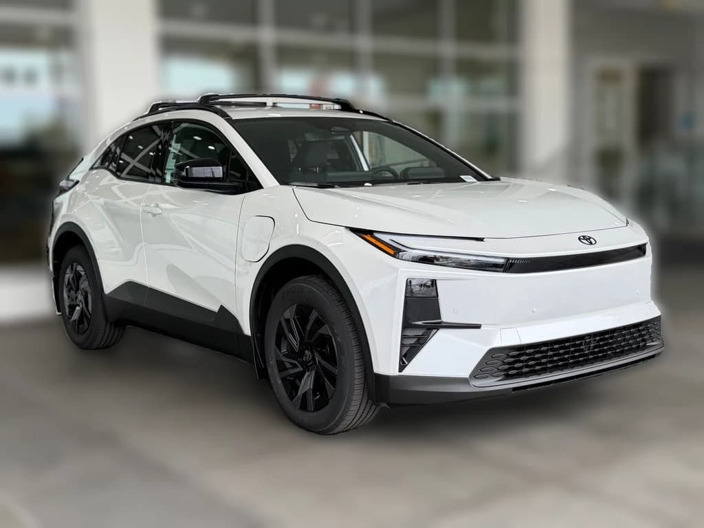 Toyota C-HR SE AWD (Natl) 2026 — side view