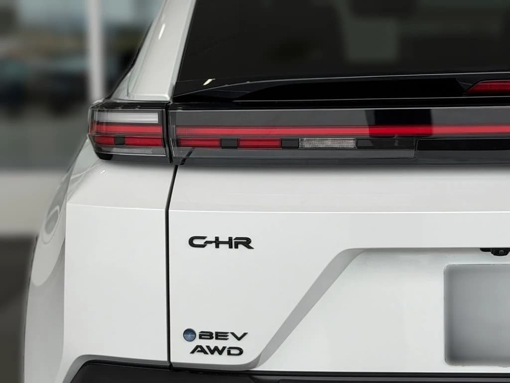 Toyota C-HR SE AWD (Natl) 2026 — side view