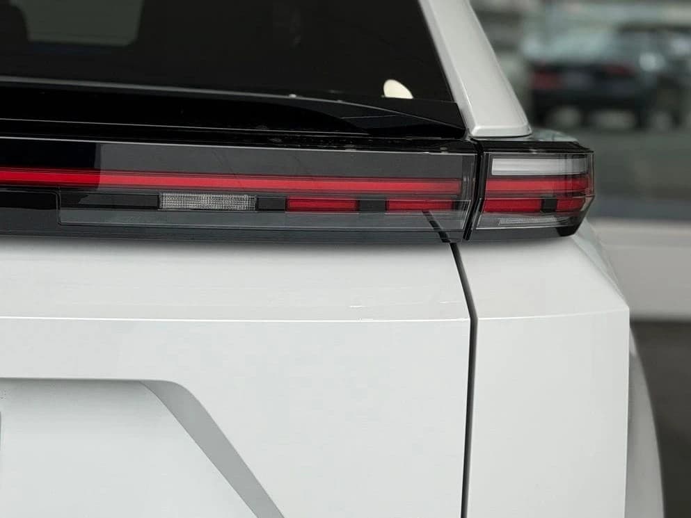 Toyota C-HR SE AWD (Natl) 2026 — side view
