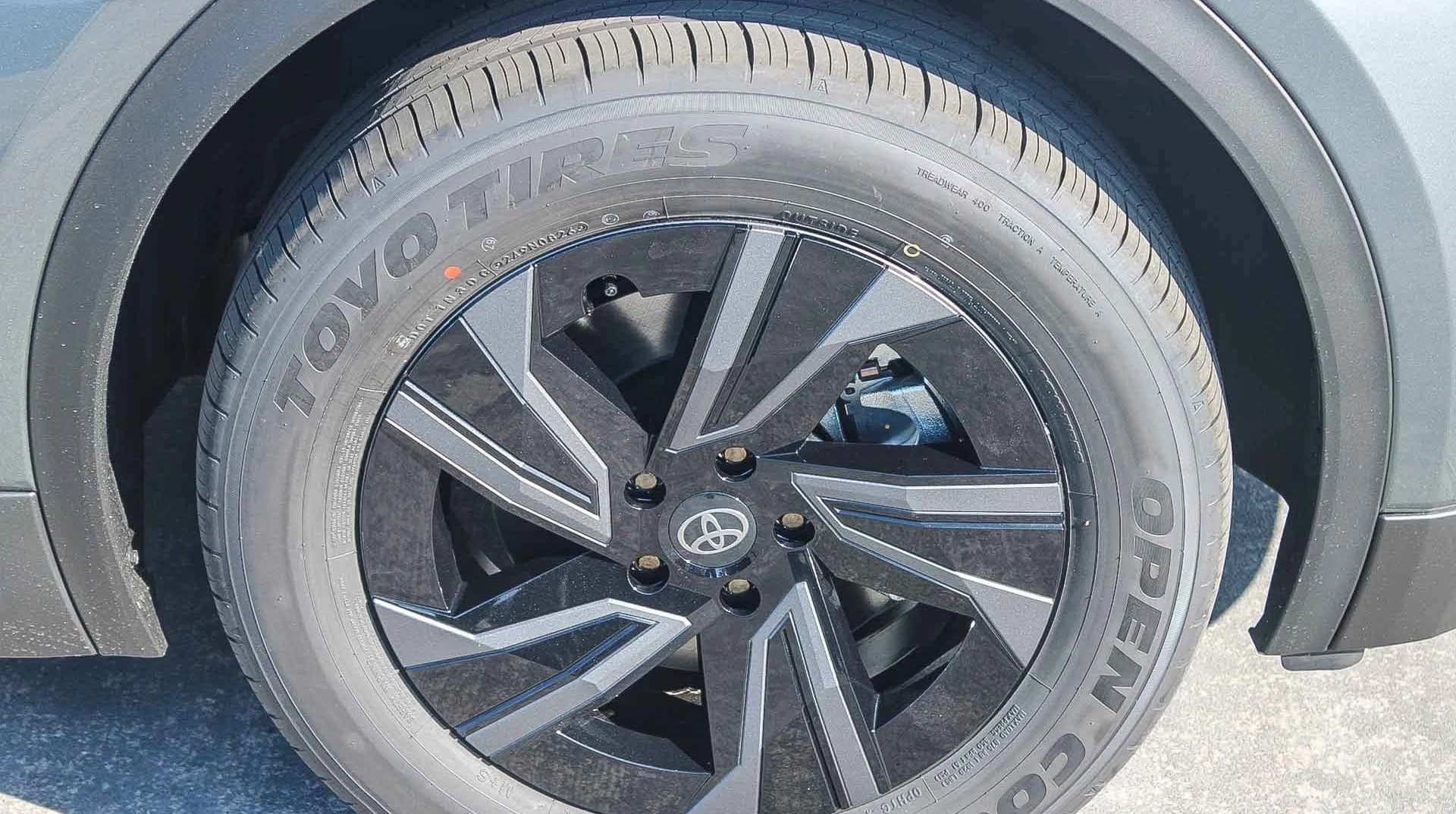 Toyota C-HR SE AWD (Natl) 2026 — side view