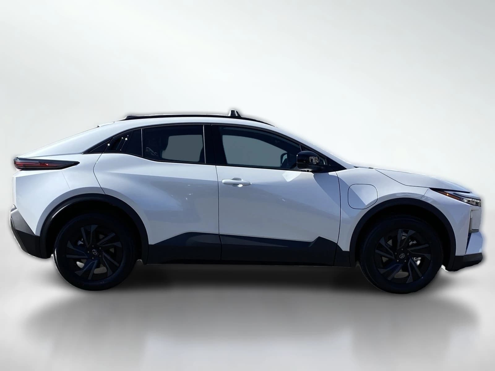 Toyota C-HR SE AWD (Natl) 2026 — side view