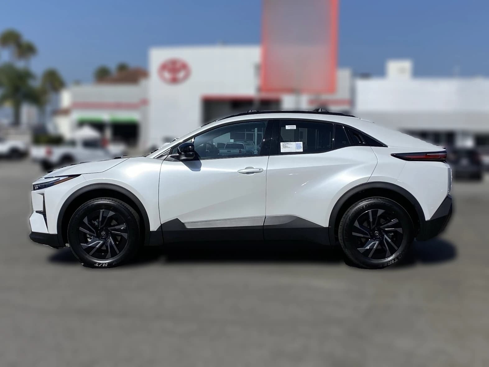 Toyota C-HR SE AWD (Natl) 2026 — side view