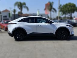 Toyota C-HR SE AWD (Natl) 2026 — side view