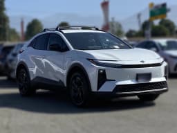 Toyota C-HR SE AWD (Natl) 2026 — side view