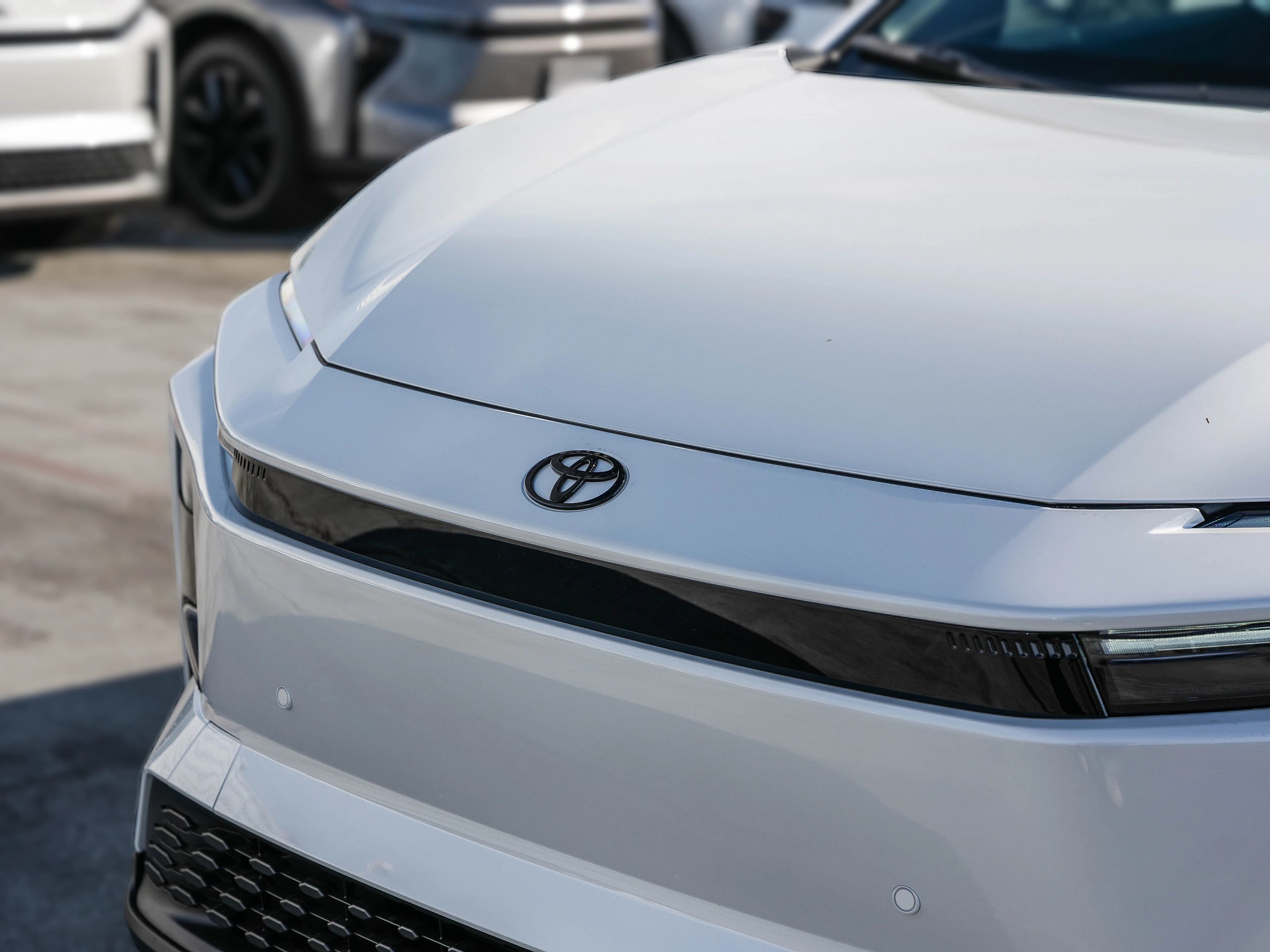 Toyota C-HR SE AWD (Natl) 2026 — side view