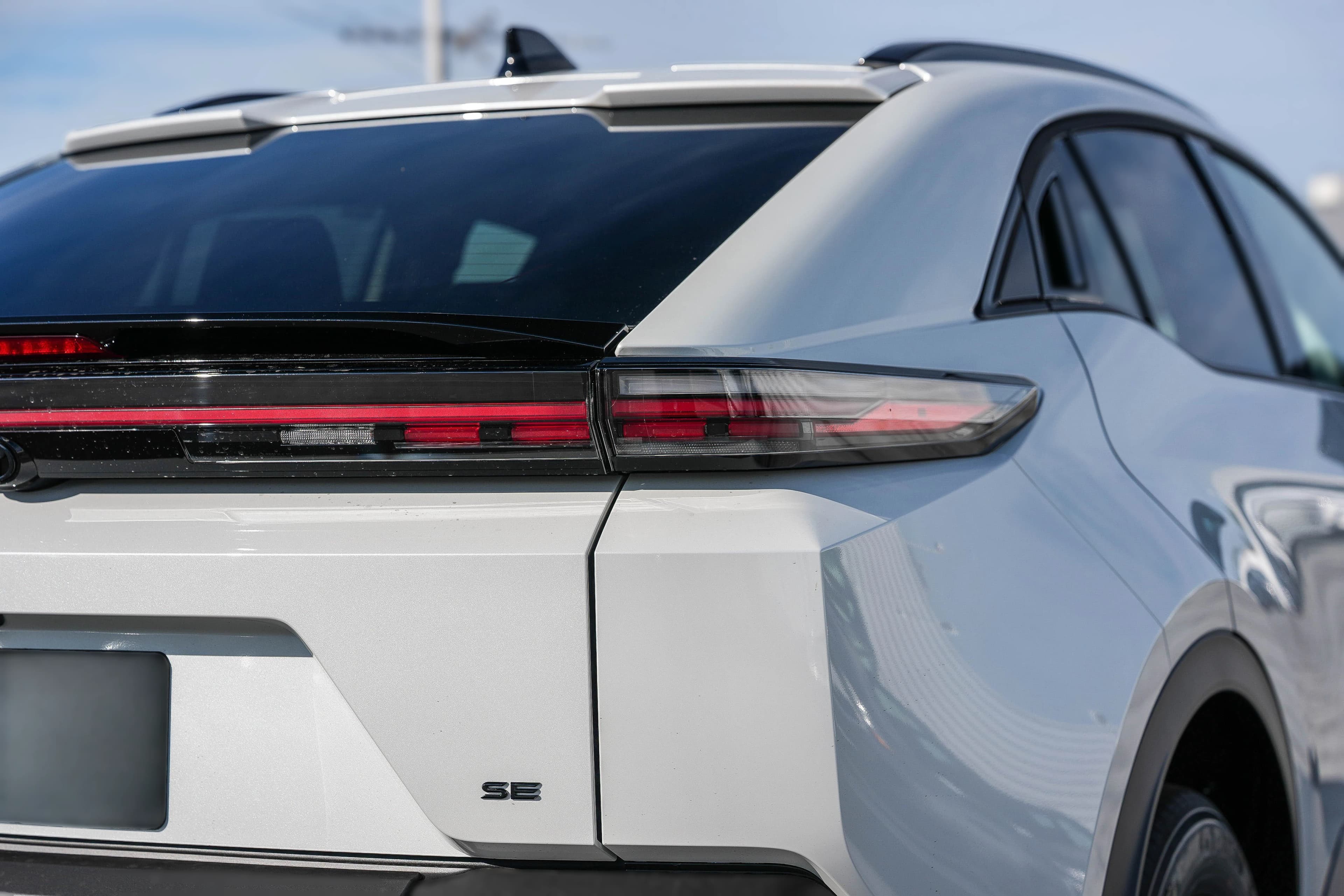Toyota C-HR SE AWD (Natl) 2026 — side view