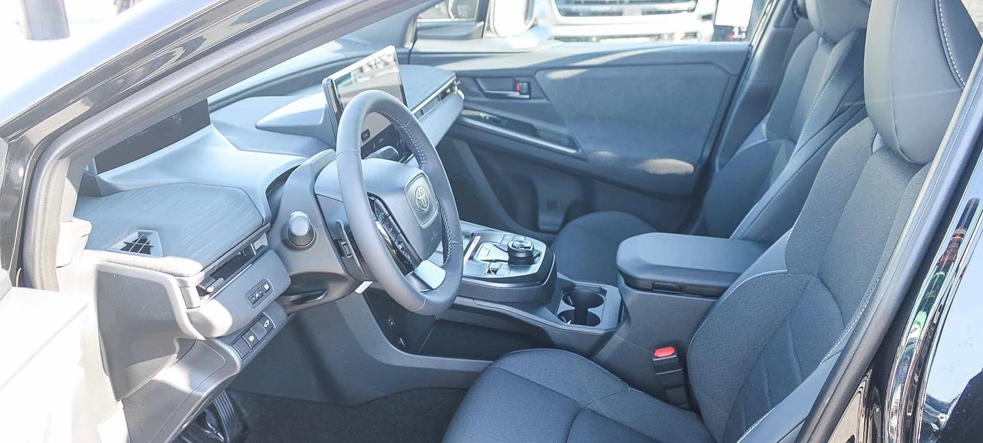Toyota C-HR SE AWD (Natl) 2026 — side view