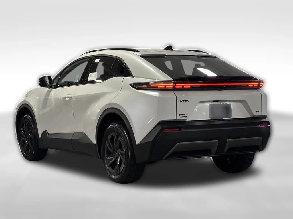 Toyota C-HR SE AWD (Natl) 2026 — side view