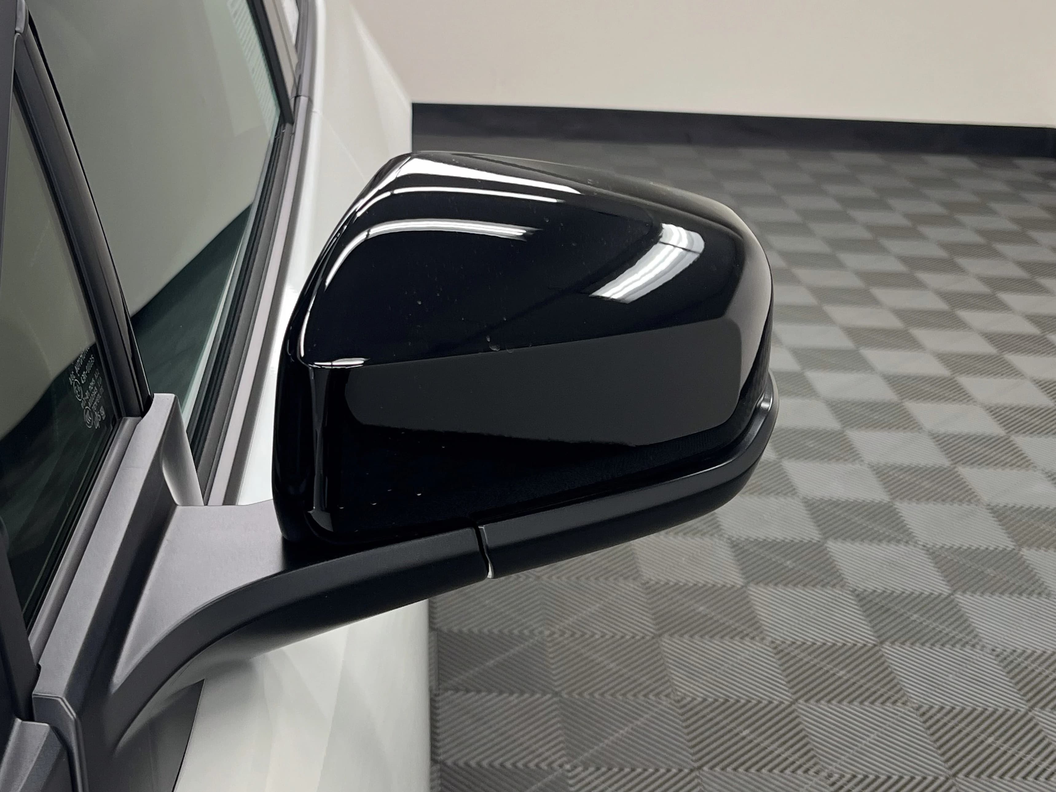 Toyota C-HR SE AWD (Natl) 2026 — side view