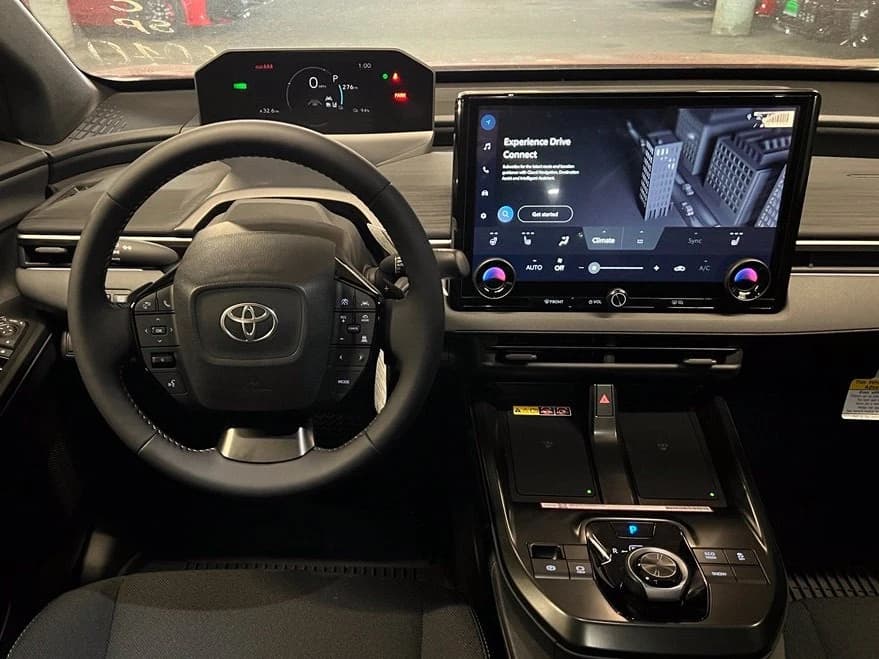 Toyota C-HR SE AWD (Natl) 2026 — side view