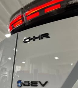 Toyota C-HR SE AWD (Natl) 2026 — side view