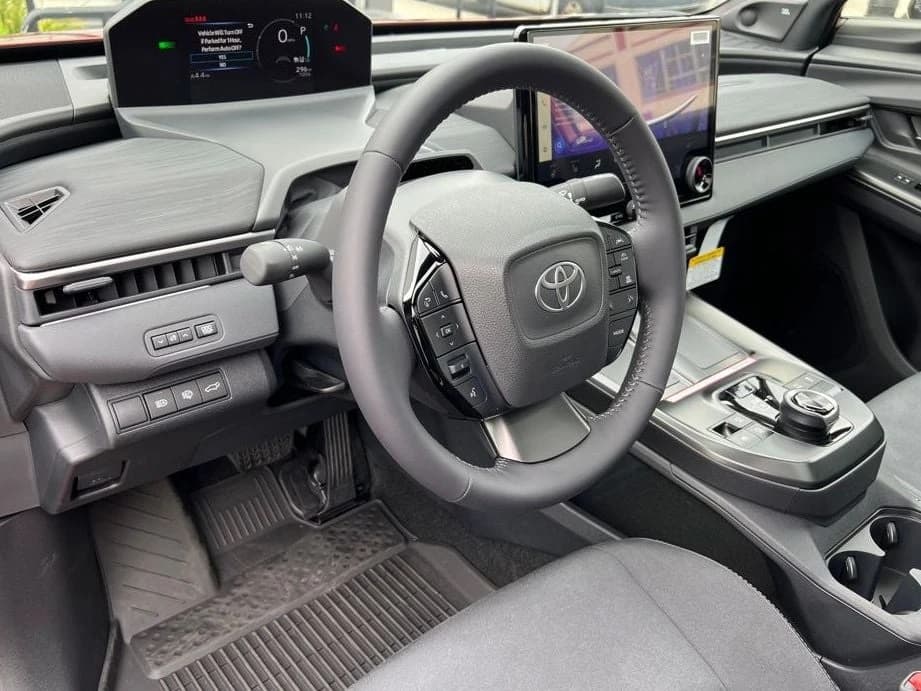 Toyota C-HR SE AWD (Natl) 2026 — side view