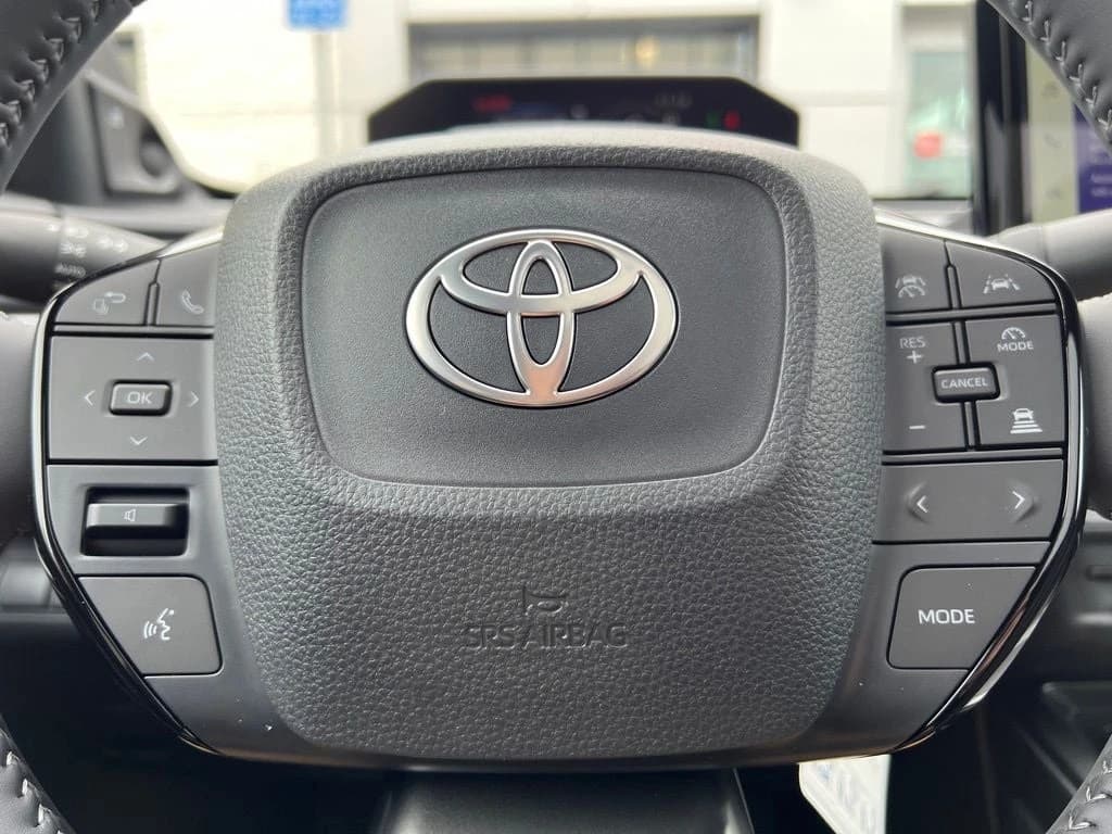 Toyota C-HR SE AWD (Natl) 2026 — side view