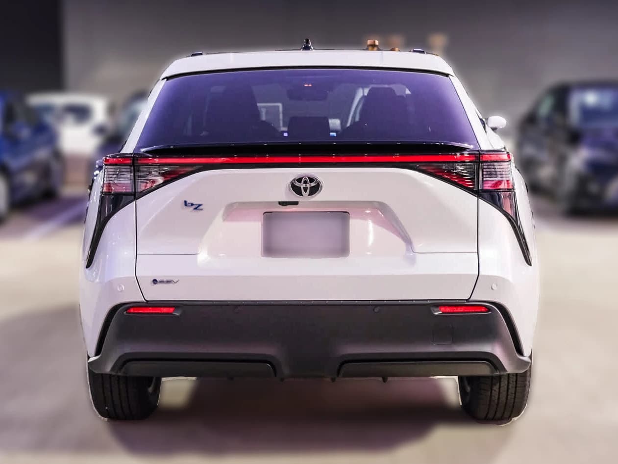 Toyota bZ XLE Plus FWD (Natl) 2026 — side view