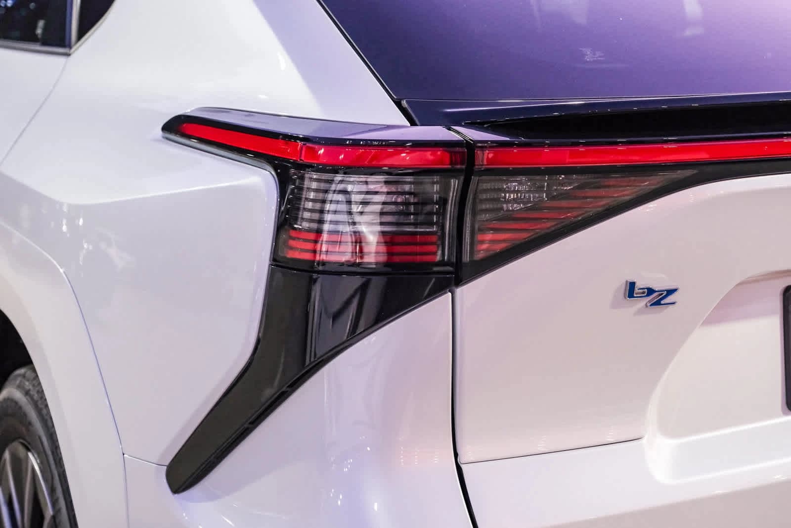 Toyota bZ XLE Plus FWD (Natl) 2026 — side view
