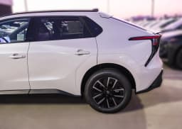 Toyota bZ XLE Plus FWD (Natl) 2026 — side view