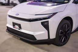 Toyota bZ XLE Plus FWD (Natl) 2026 — side view