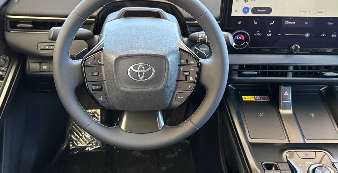 Toyota bZ XLE Plus FWD (Natl) 2026 — side view
