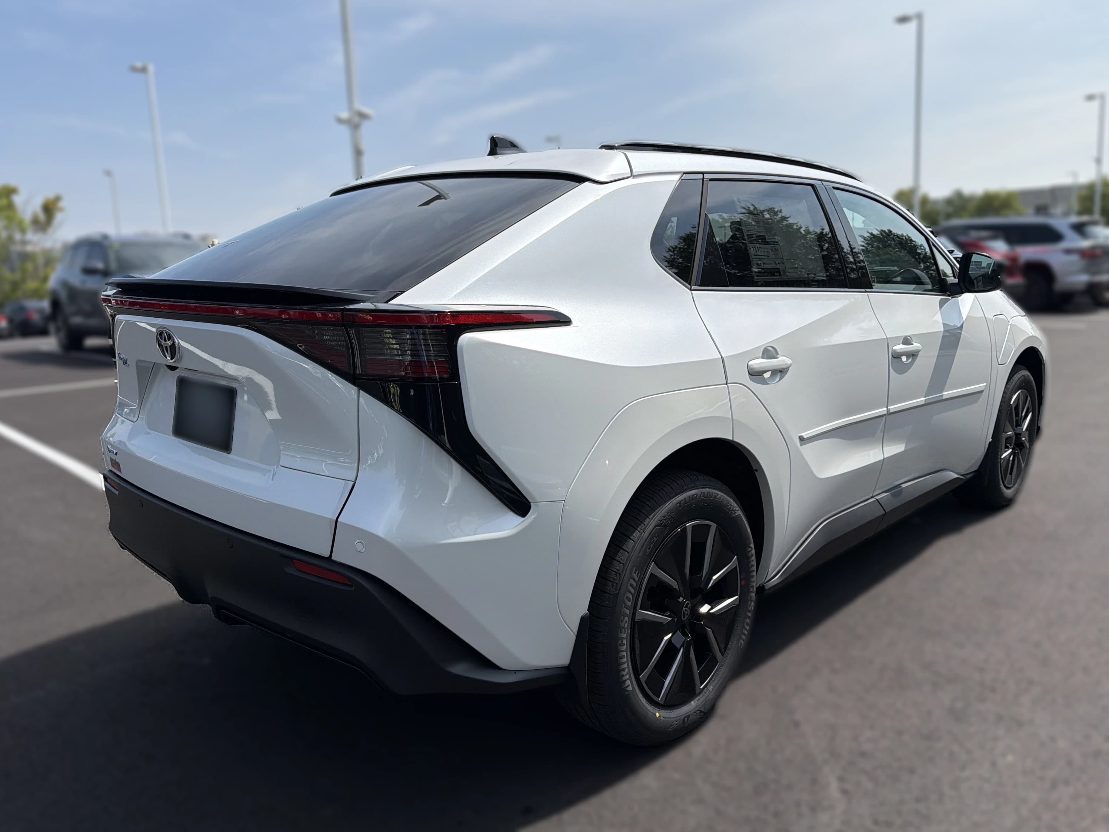 Toyota bZ XLE Plus FWD (Natl) 2026 — side view