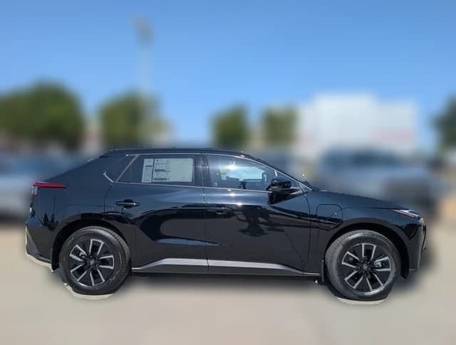 Toyota bZ XLE FWD (Natl) 2026 — side view