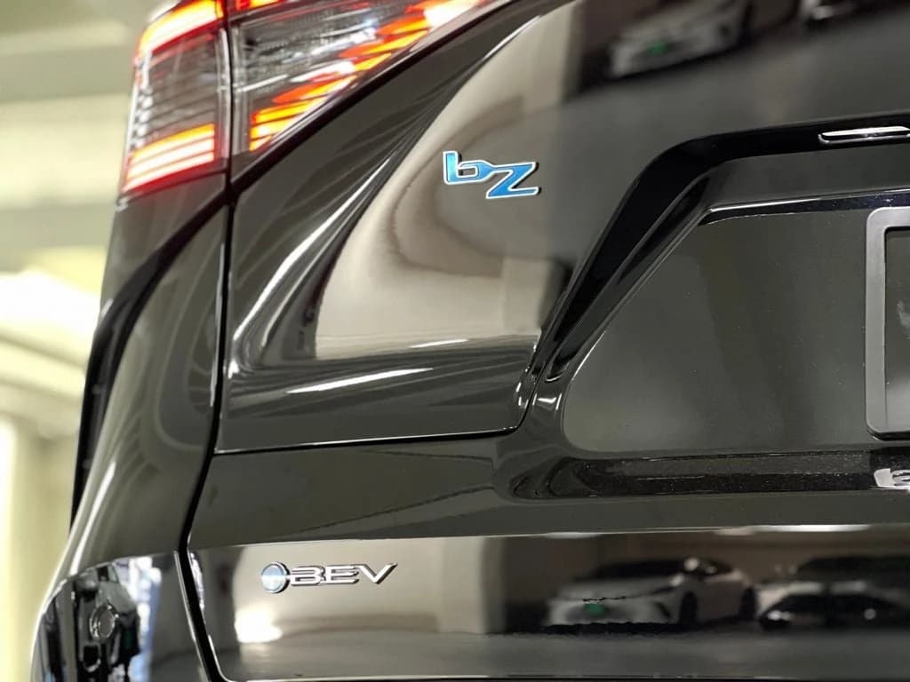 Toyota bZ XLE FWD (Natl) 2026 — side view