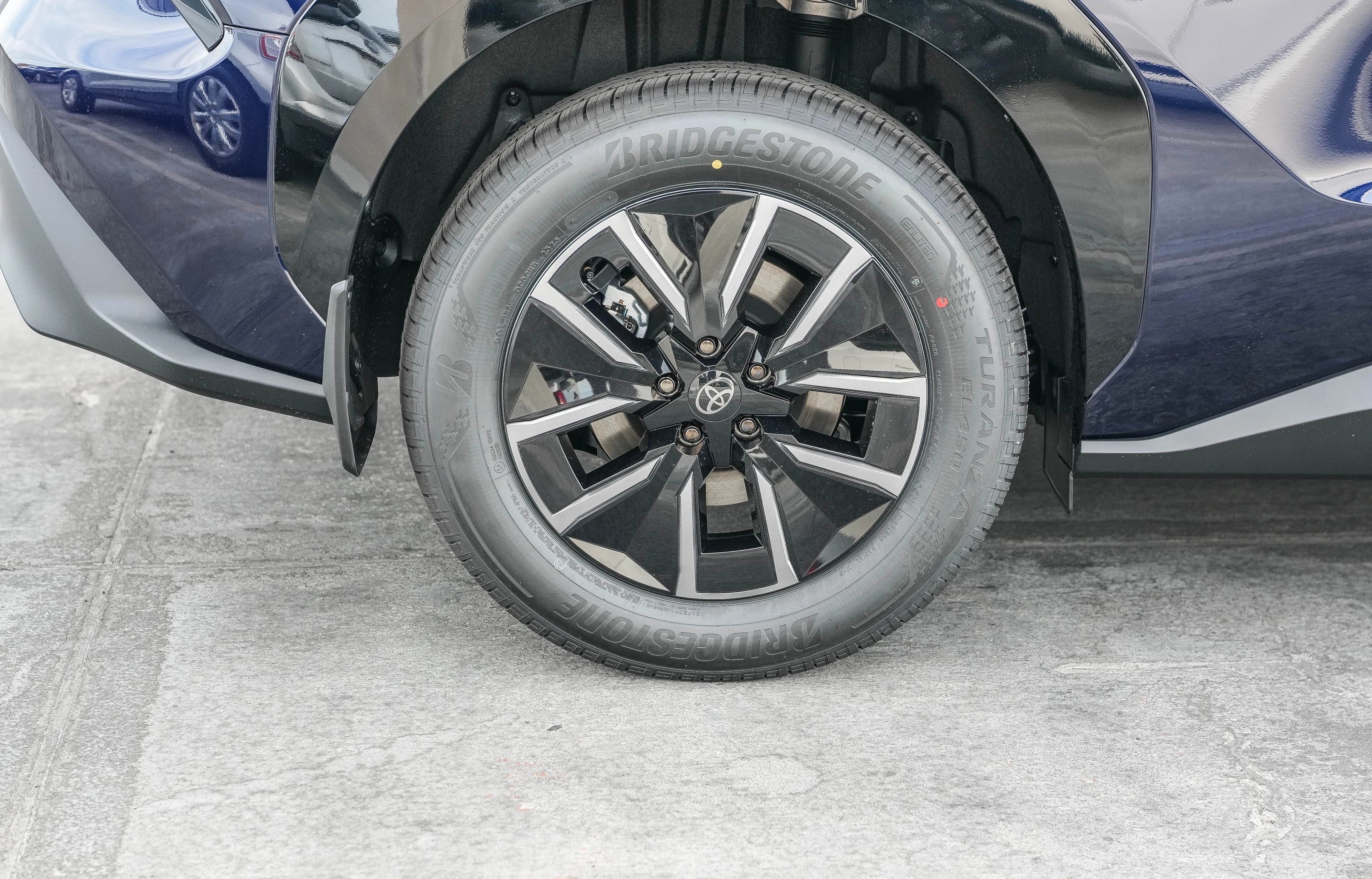 Toyota bZ XLE FWD (Natl) 2026 — side view