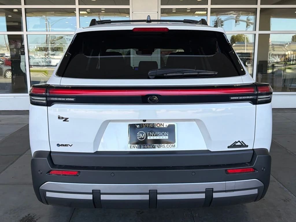 Toyota bZ Woodland Base AWD (Natl) 2026 — side view