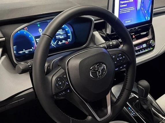 Toyota Corolla Hatchback XSE CVT (Natl) 2027 — side view
