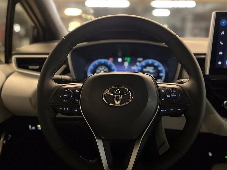 Toyota Corolla Hatchback XSE CVT (Natl) 2027 — side view