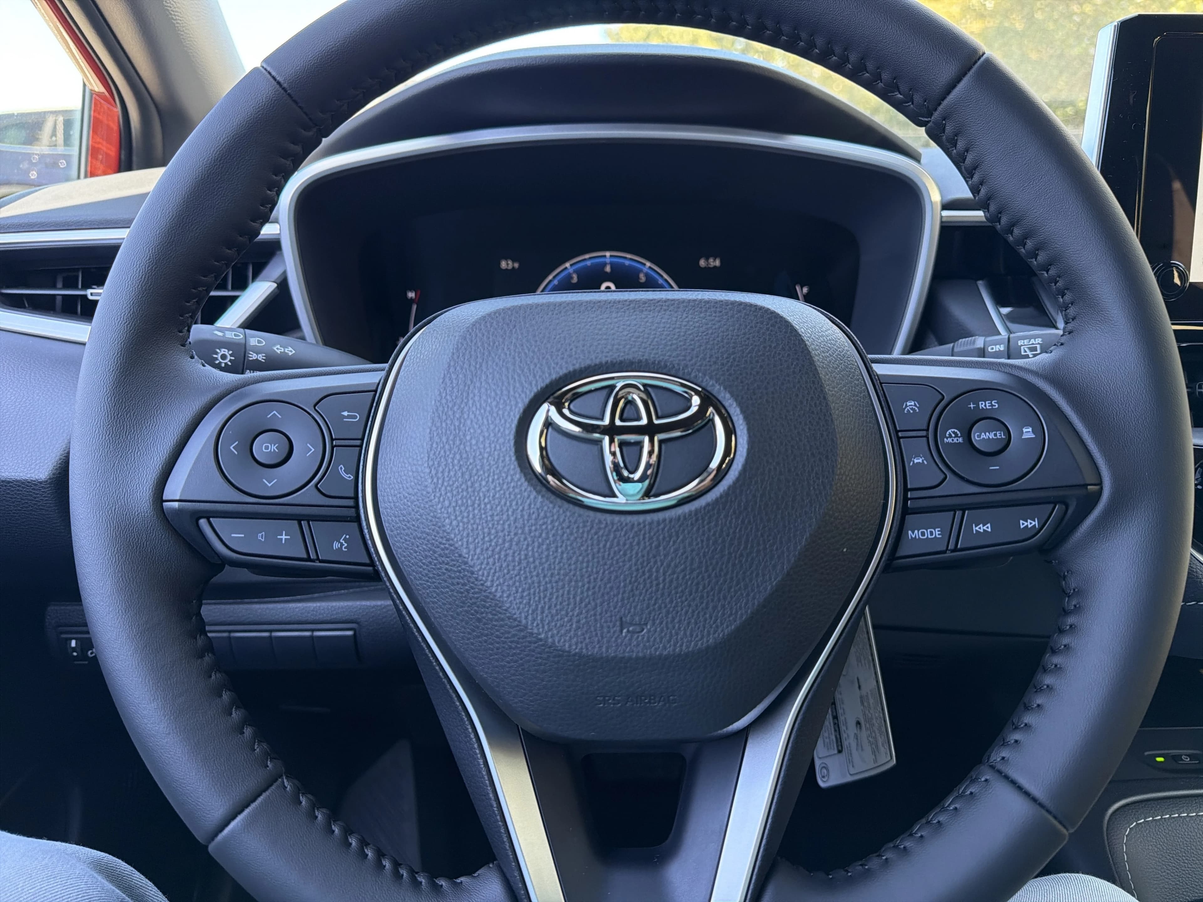 Toyota Corolla Hatchback SE CVT (Natl) 2027 — side view