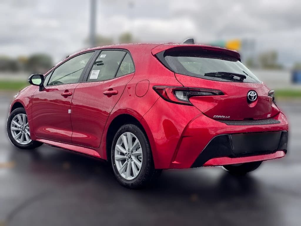 Toyota Corolla Hatchback SE CVT (Natl) 2027 — side view