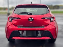 Toyota Corolla Hatchback SE CVT (Natl) 2027 — side view