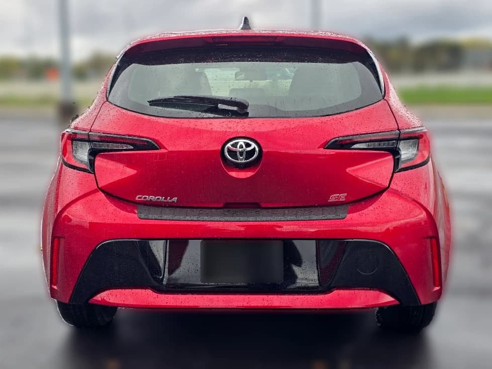 Toyota Corolla Hatchback SE CVT (Natl) 2027 — side view