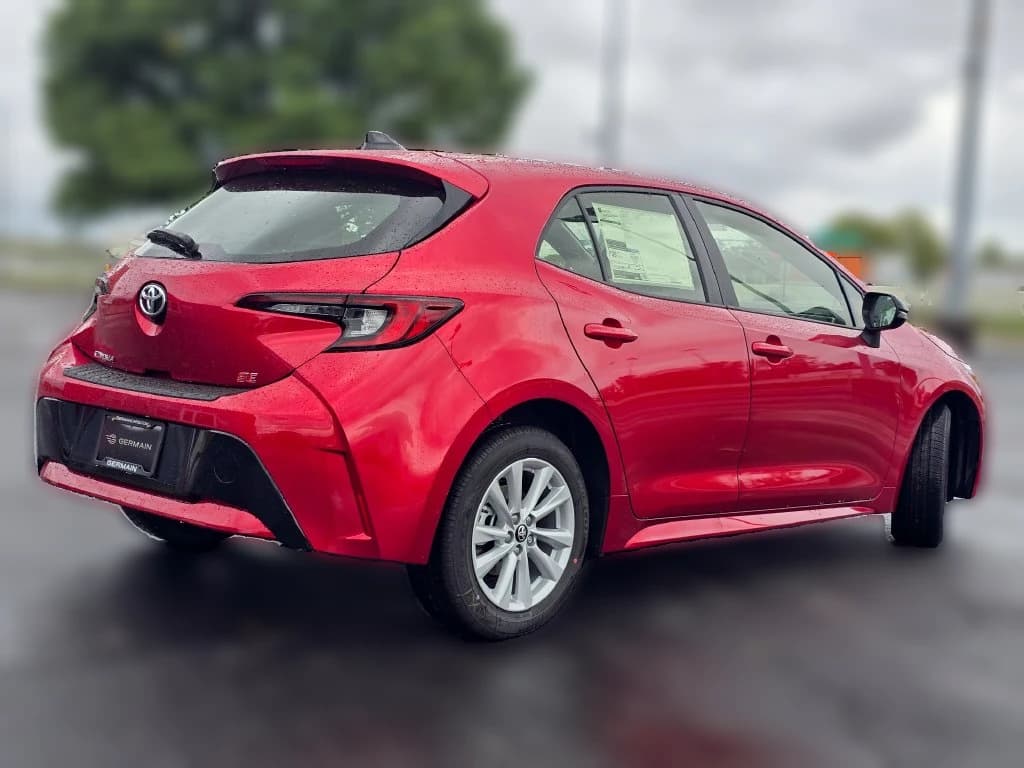Toyota Corolla Hatchback SE CVT (Natl) 2027 — side view