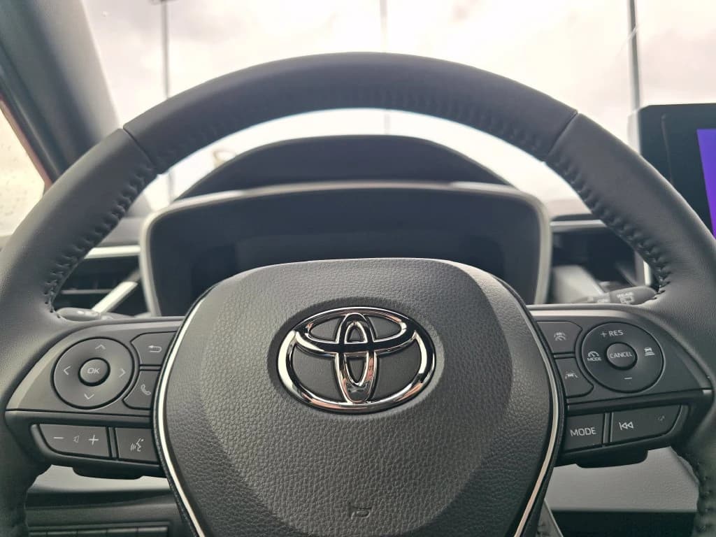 Toyota Corolla Hatchback SE CVT (Natl) 2027 — side view
