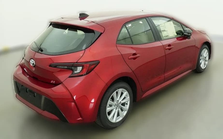 Toyota Corolla Hatchback SE CVT (Natl) 2026 — side view