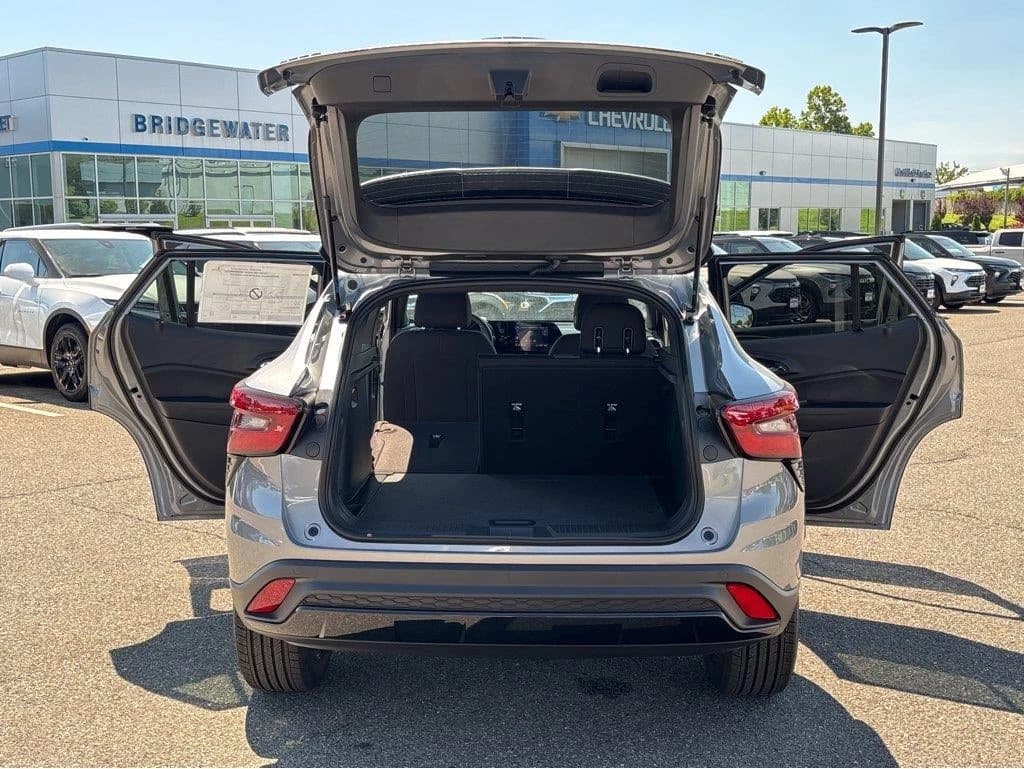 Chevrolet Trax 1RS FWD 4dr 2026 — side view