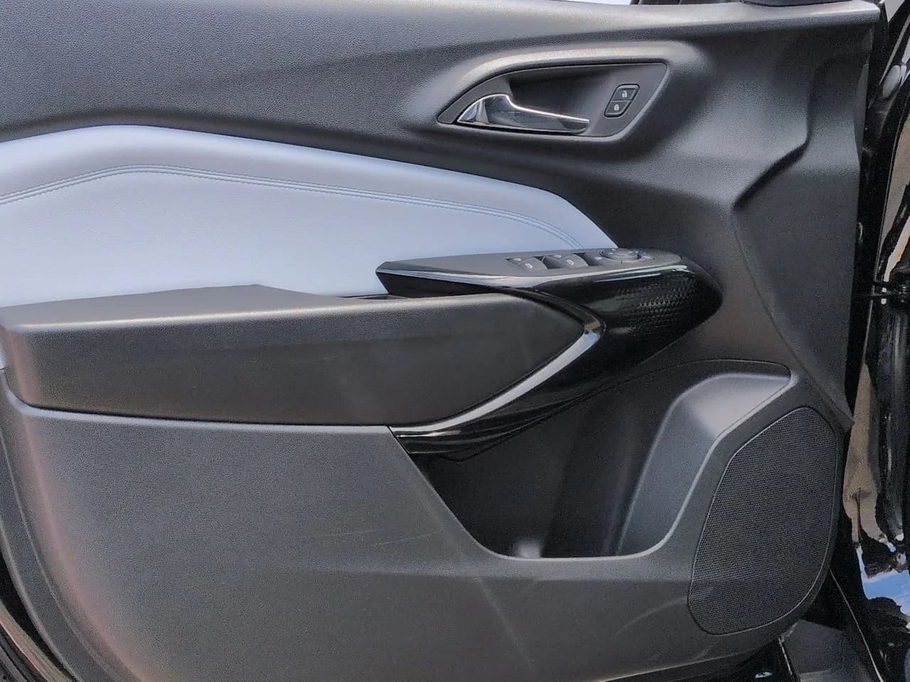 Chevrolet Trax LT FWD 4dr 2026 — side view