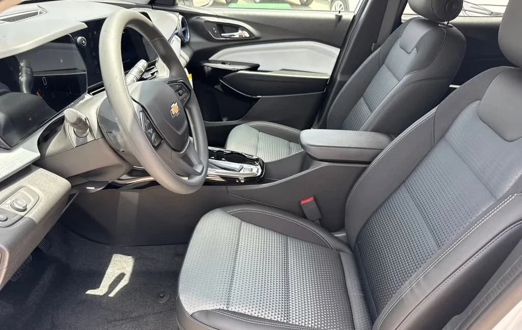 Chevrolet Trax LT FWD 4dr 2026 — side view