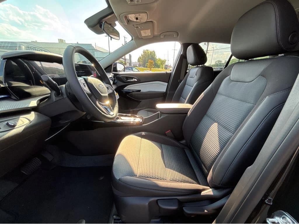 Chevrolet Trax LT FWD 4dr 2026 — side view