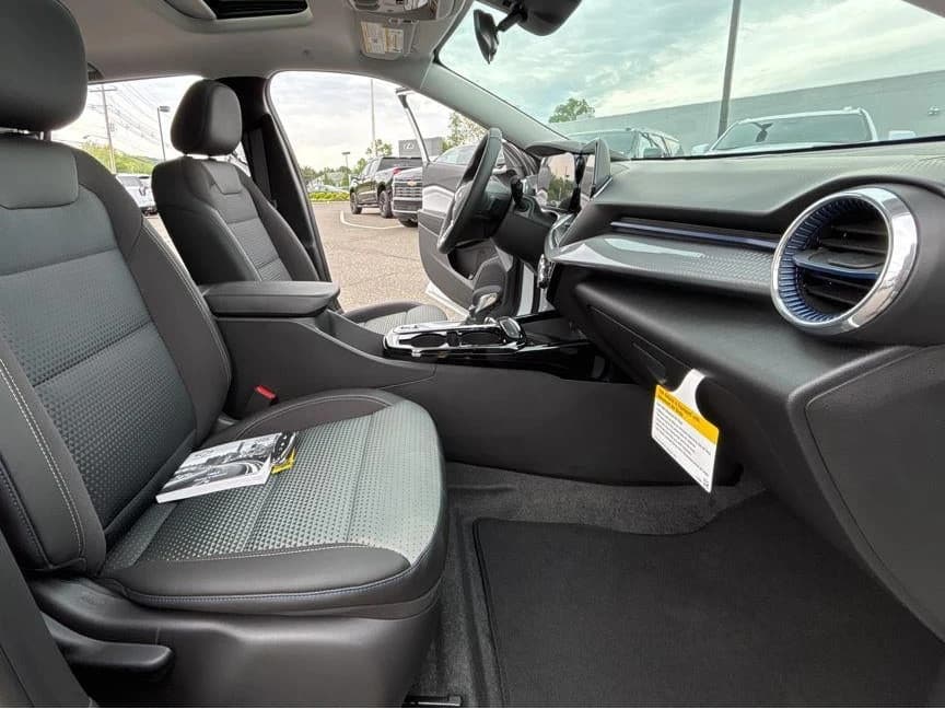 Chevrolet Trax LT FWD 4dr 2026 — side view