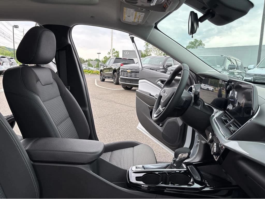 Chevrolet Trax LT FWD 4dr 2026 — side view