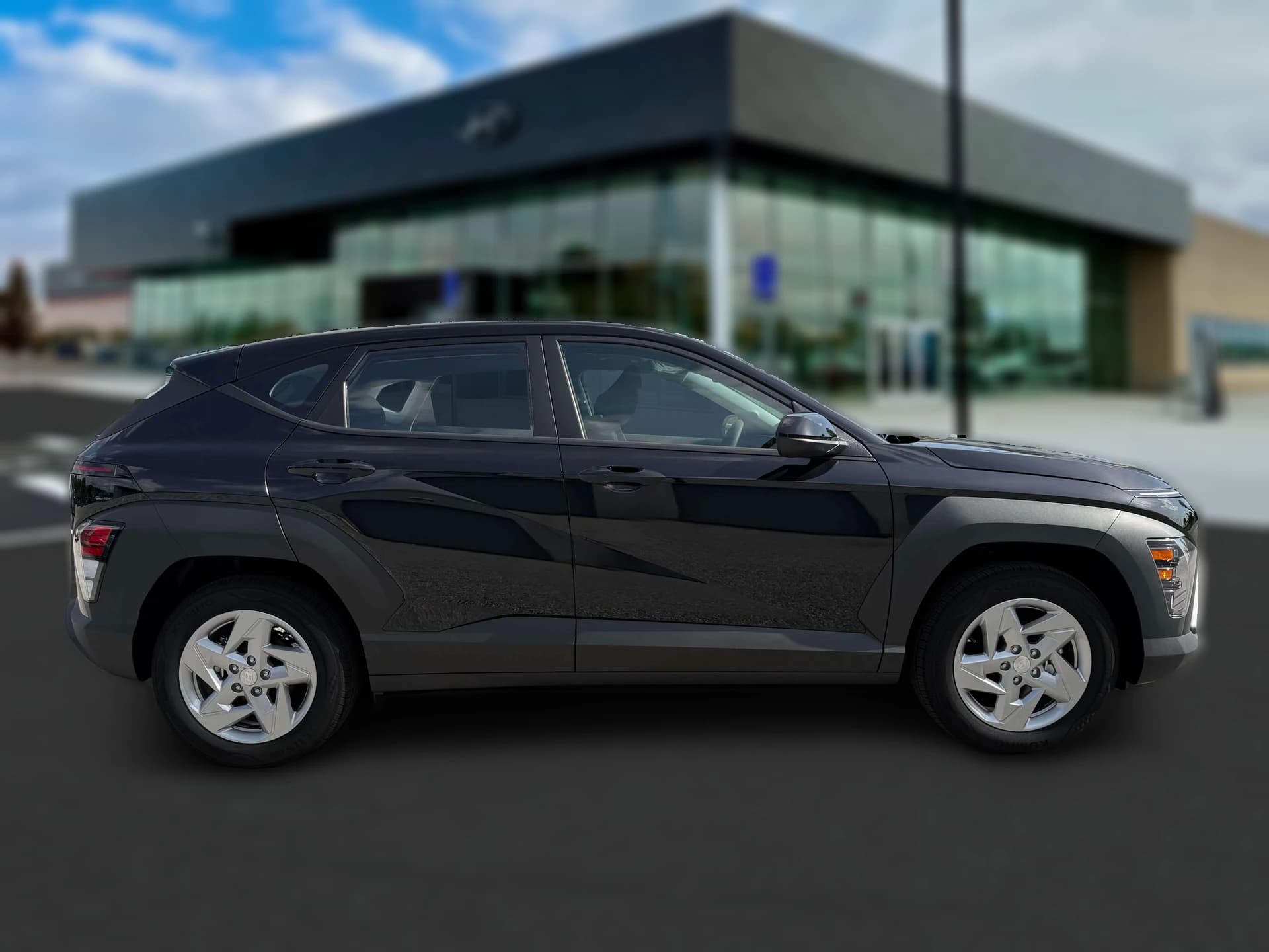 Hyundai Kona SE FWD 2027 — side view