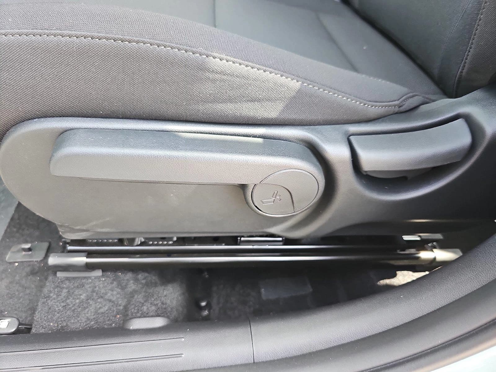 Hyundai Kona SE FWD 2026 — side view