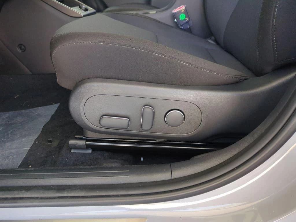 Hyundai Kona Electric SEL FWD 2025 — side view