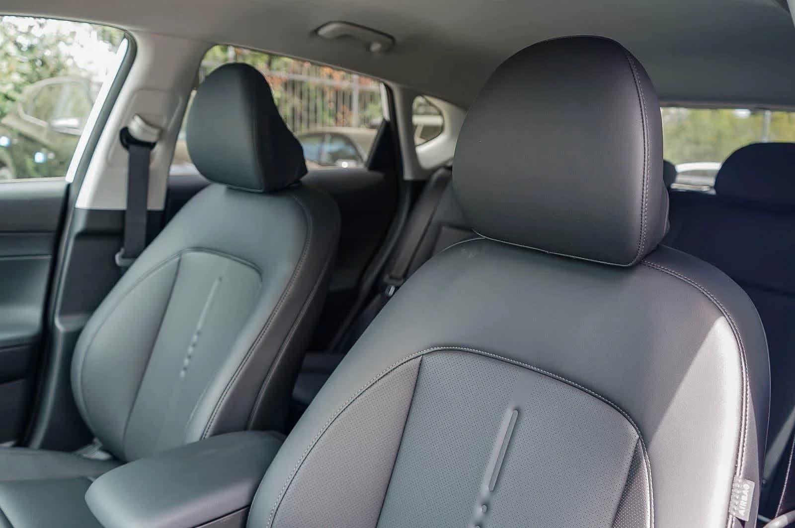 Hyundai Kona SEL Premium FWD 2026 — side view