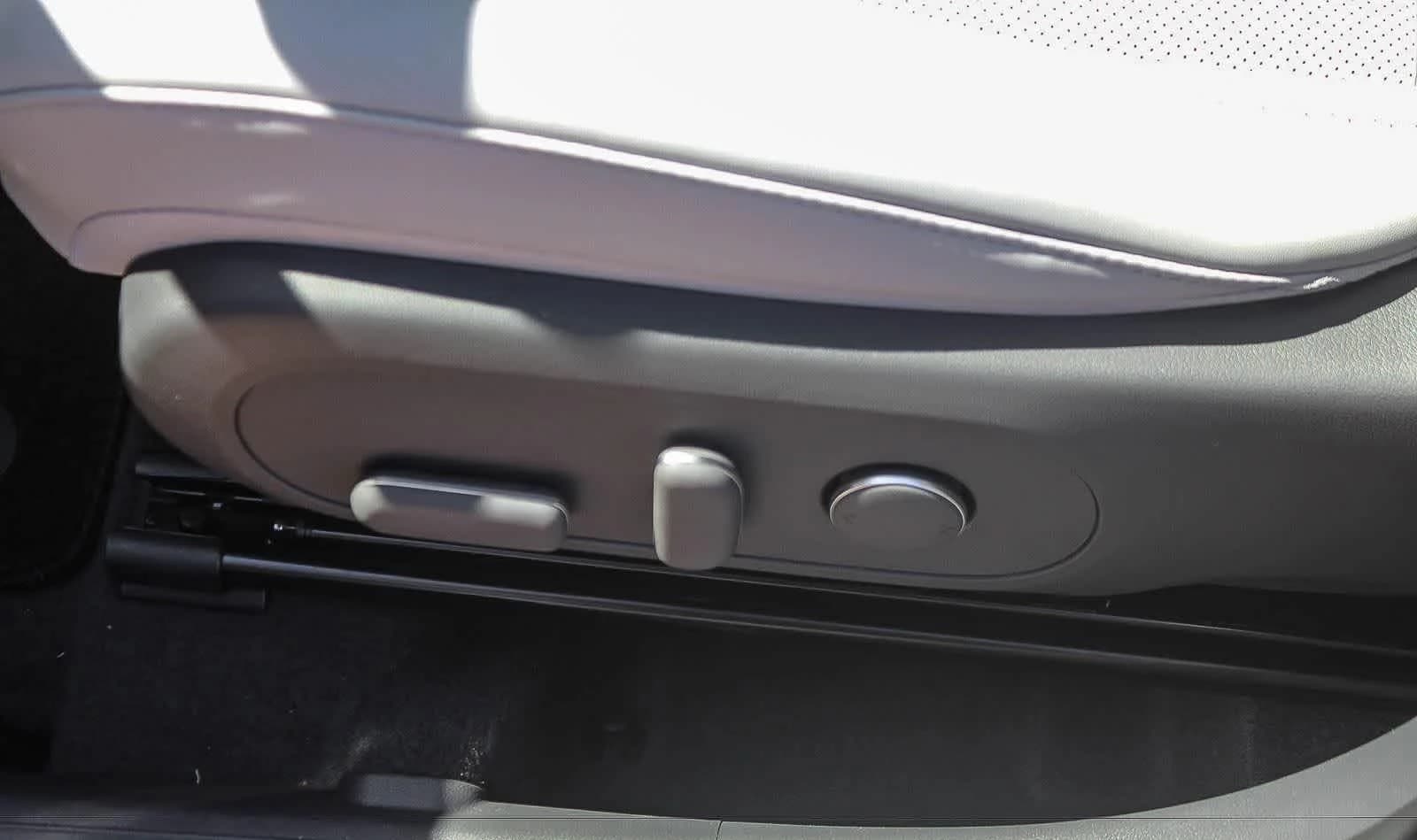 Hyundai Kona SEL Premium FWD 2026 — side view
